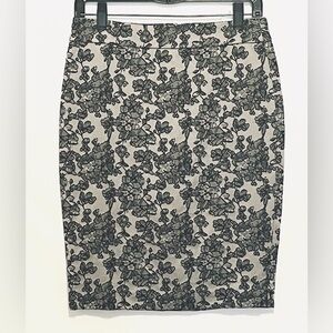 Ann Taylor NWT Embroidered Floral Pattern Pencil Skirt size 2